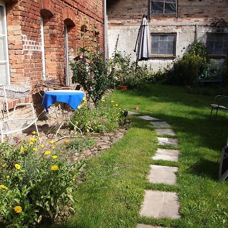 Neu Fewo Im Bauernhaus Mit Idyllischem Innenhof Und Naturgarten Mesekenhagen Exterior foto
