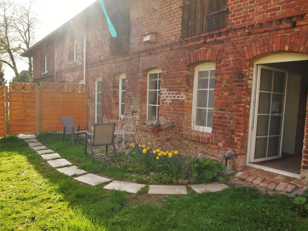 Neu Fewo Im Bauernhaus Mit Idyllischem Innenhof Und Naturgarten Mesekenhagen Exterior foto
