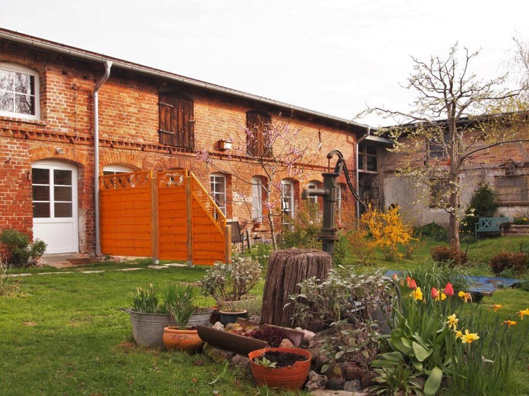 Neu Fewo Im Bauernhaus Mit Idyllischem Innenhof Und Naturgarten Mesekenhagen Exterior foto